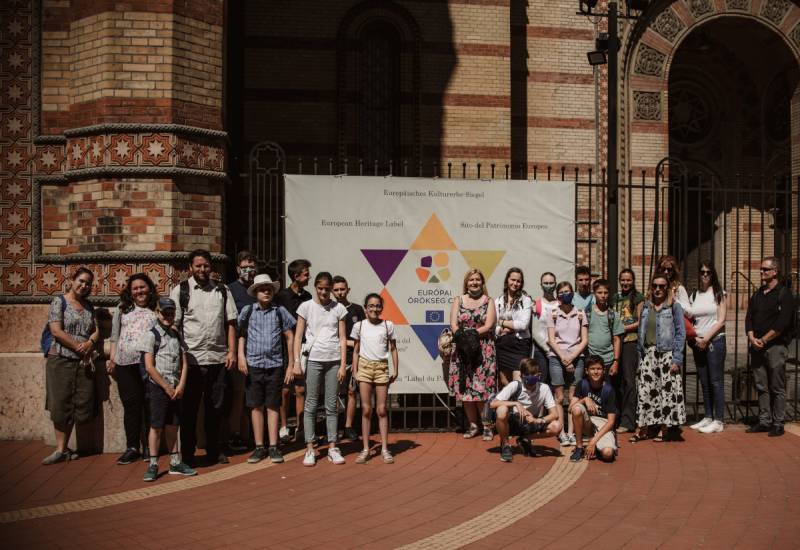 A programsorozat résztvevői a Dohány utcai Zsinagóga előtt (Fotó: Zsobrák Nóra)